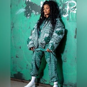PrettyLittleThing Teyana Taylor Oversized Bandana Puffer Coat Green Paisley XXL